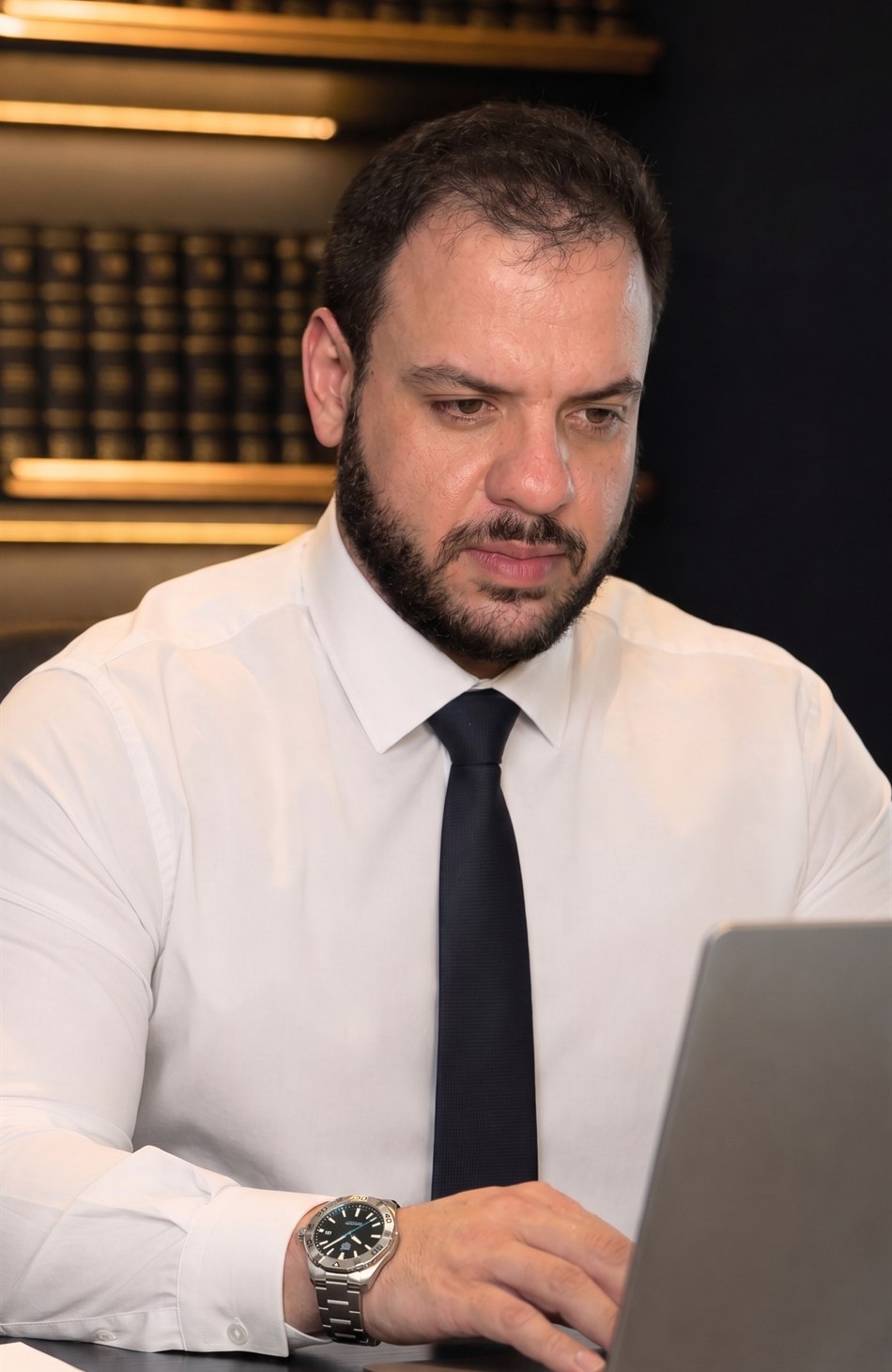 Arthur Chelles trabalhando em documentos no escritório